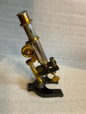 Kleines Mikroskop Messing um