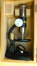 Altes Mikroskop ohne Lampe mit